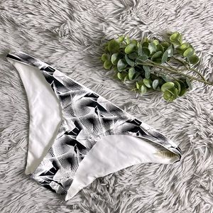 NWOT khong boon black and white pattern bikini bottom size s